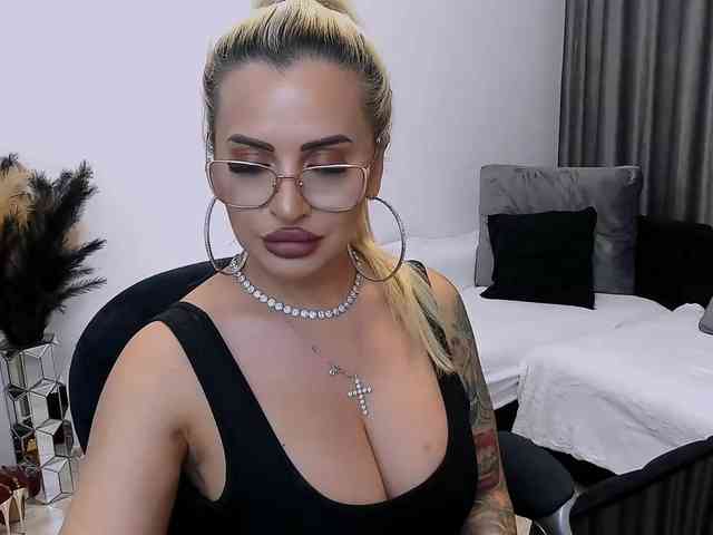 lovelyblondyx webcam