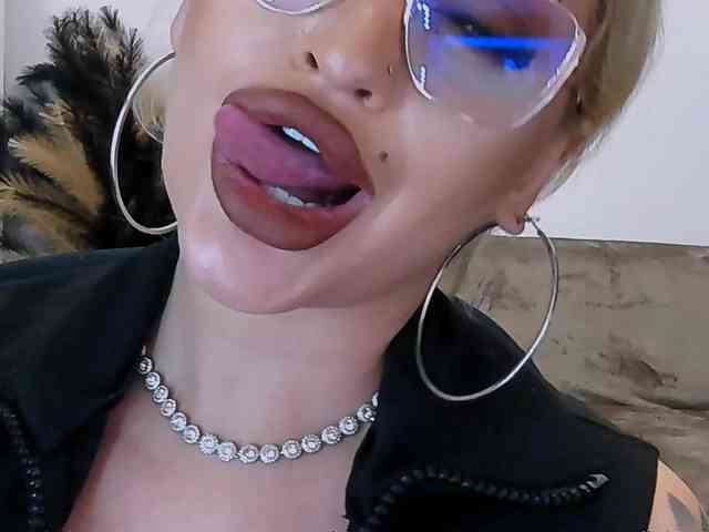 lovelyblondyx webcam