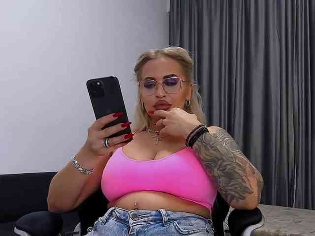 lovelyblondyx webcam