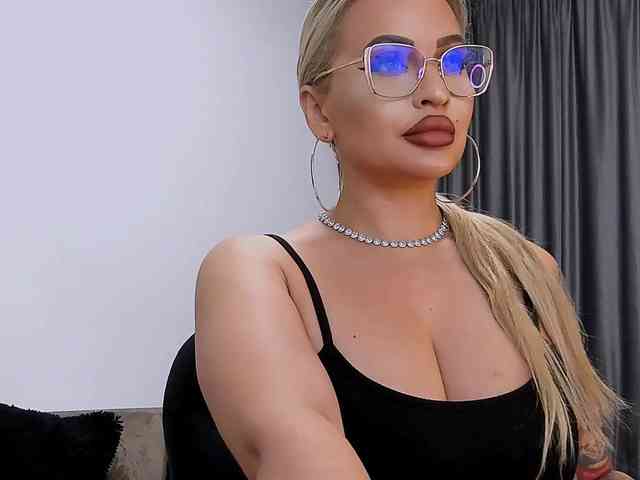 lovelyblondyx webcam