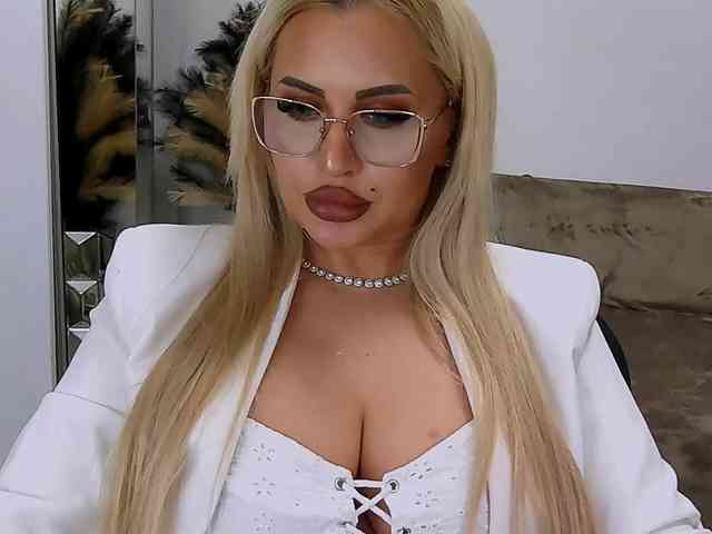 lovelyblondyx webcam