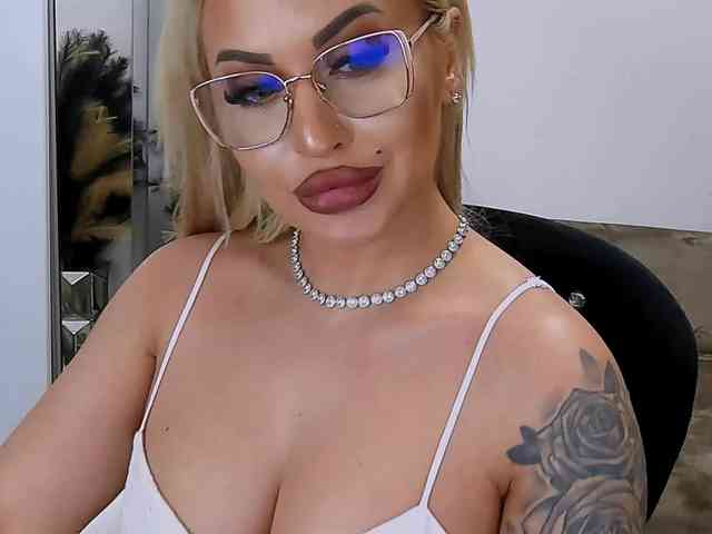 lovelyblondyx webcam