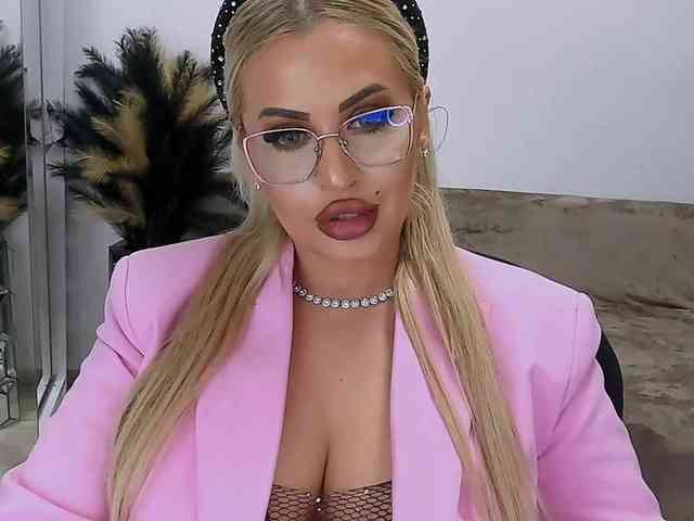 lovelyblondyx webcam