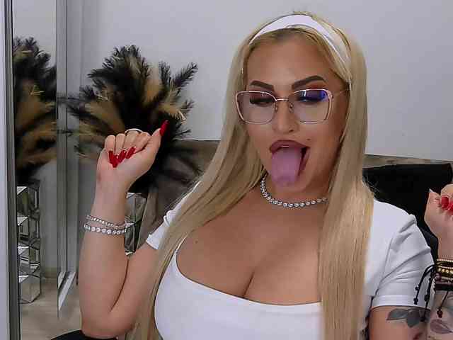 lovelyblondyx webcam