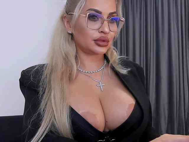 lovelyblondyx webcam