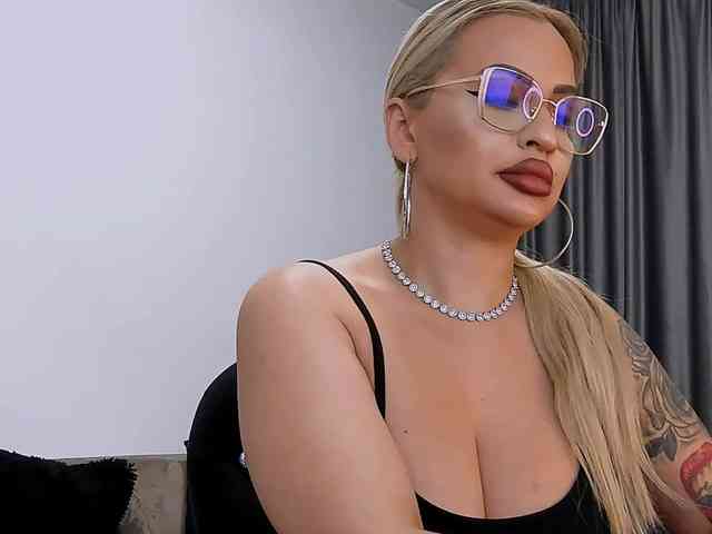 lovelyblondyx webcam