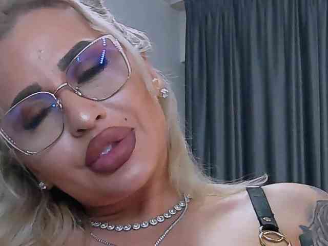 lovelyblondyx webcam