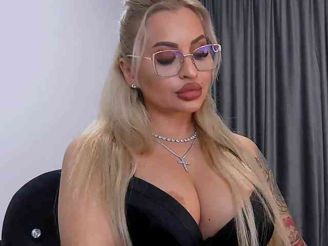 lovelyblondyx webcam