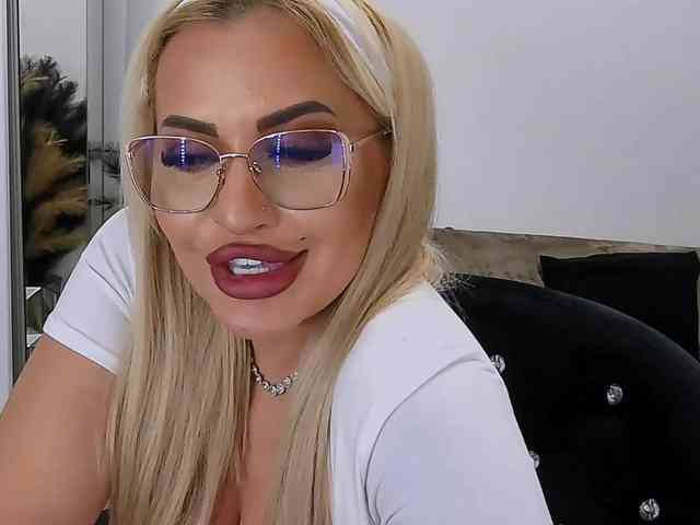 lovelyblondyx webcam