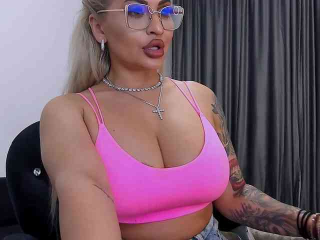 lovelyblondyx webcam