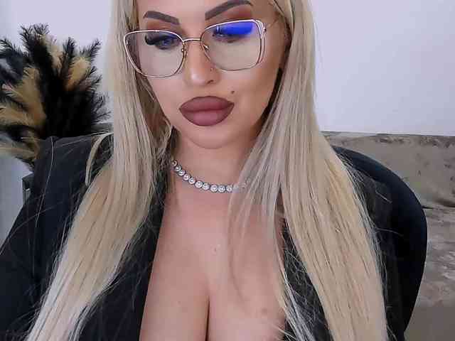 lovelyblondyx webcam
