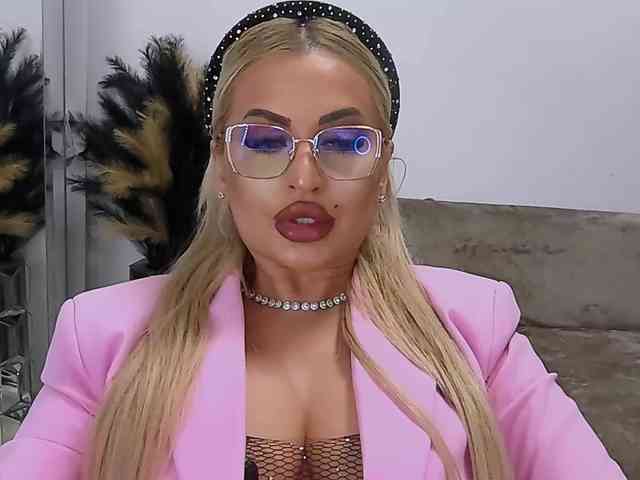 lovelyblondyx webcam