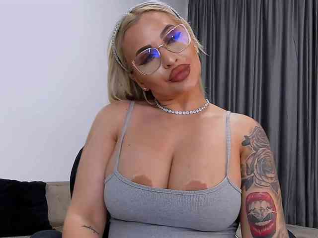 lovelyblondyx webcam