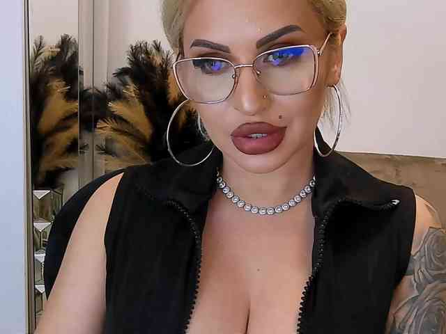 lovelyblondyx webcam