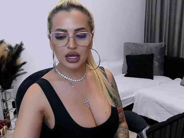 lovelyblondyx webcam