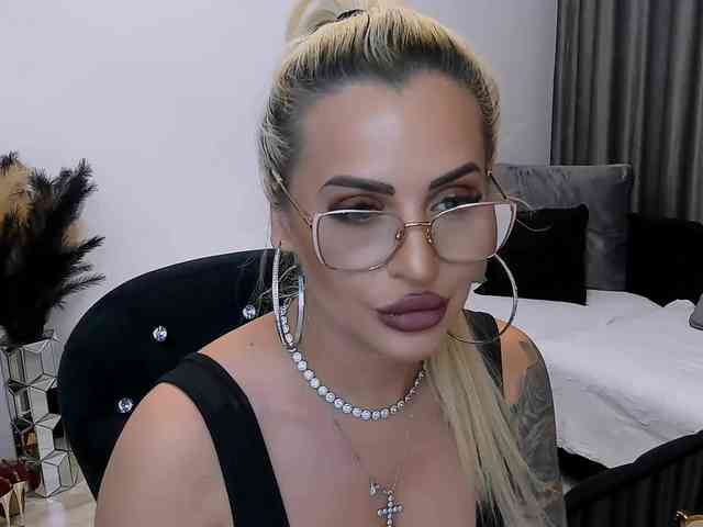 lovelyblondyx webcam