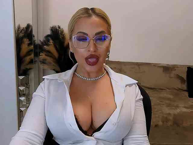 lovelyblondyx webcam