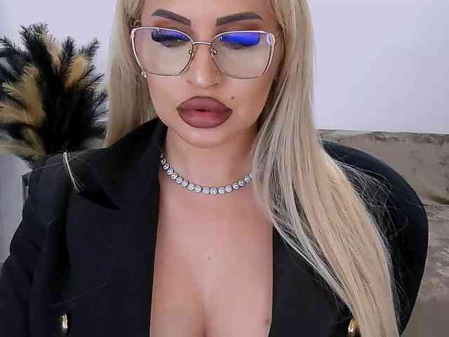 lovelyblondyx webcam