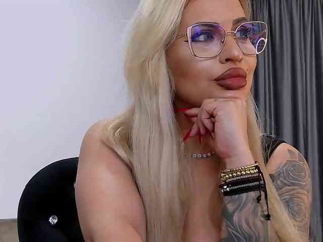 lovelyblondyx webcam