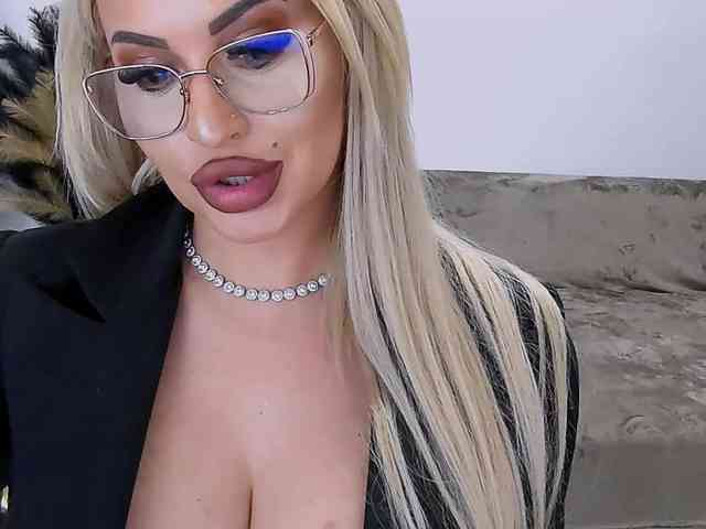 lovelyblondyx webcam