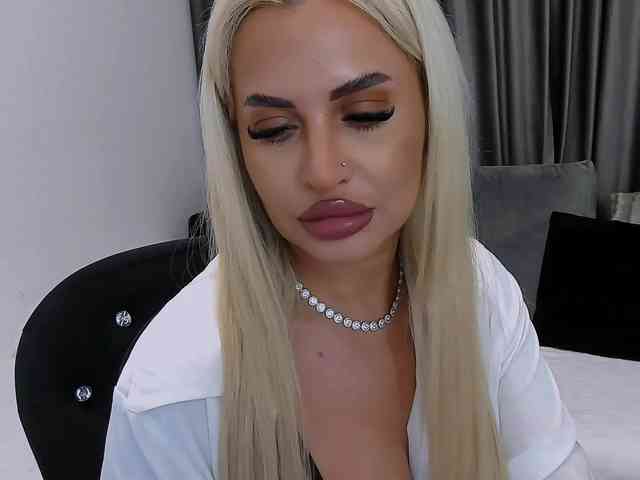 lovelyblondyx webcam