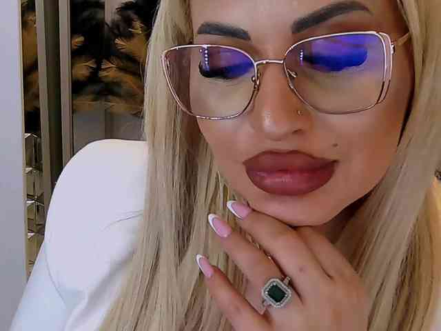 lovelyblondyx webcam