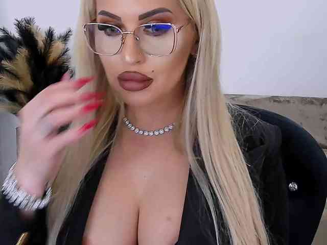 lovelyblondyx webcam