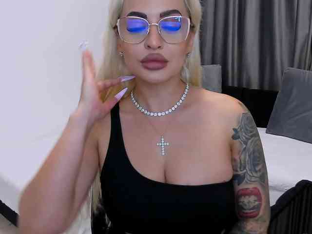 lovelyblondyx webcam