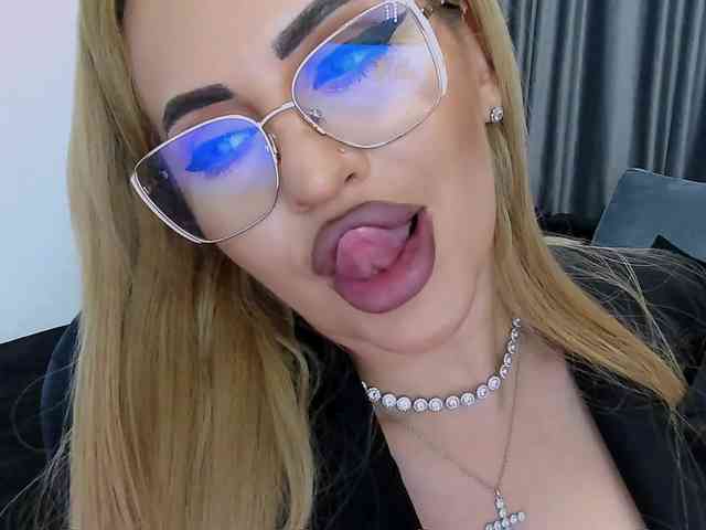 lovelyblondyx webcam