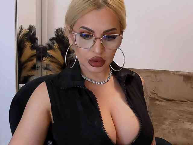 lovelyblondyx webcam