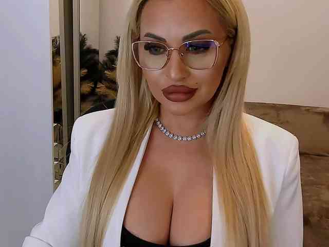 lovelyblondyx webcam