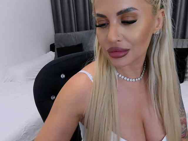lovelyblondyx webcam