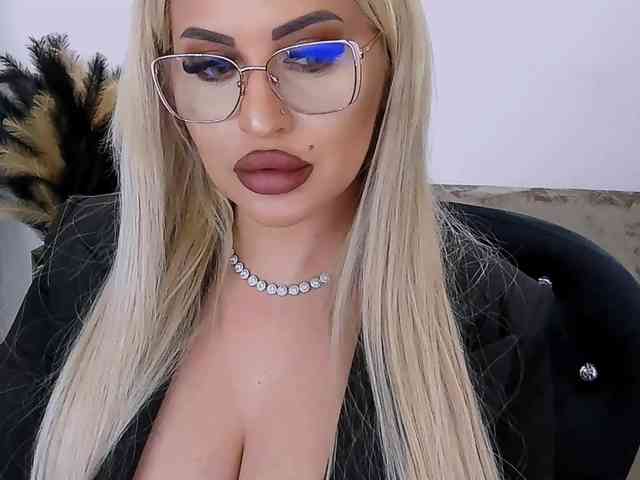 lovelyblondyx webcam