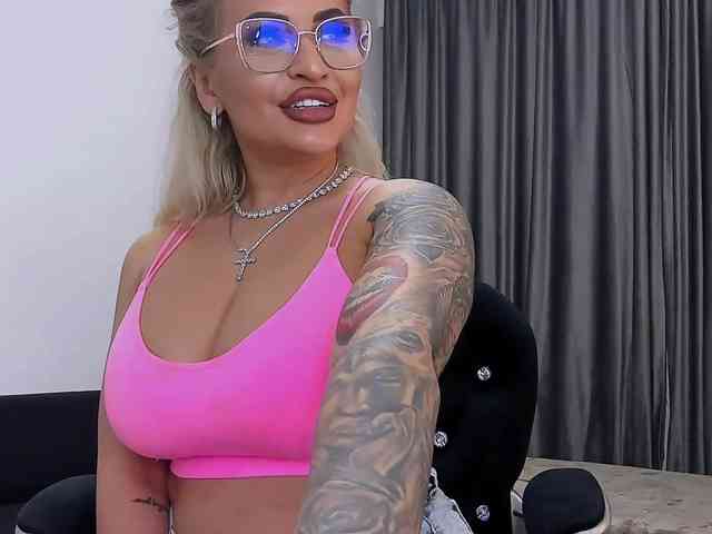 lovelyblondyx webcam