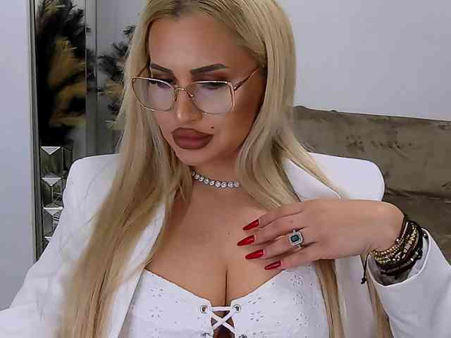 lovelyblondyx webcam