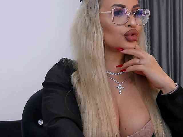 lovelyblondyx webcam