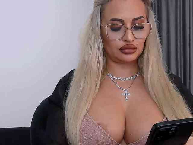 lovelyblondyx webcam