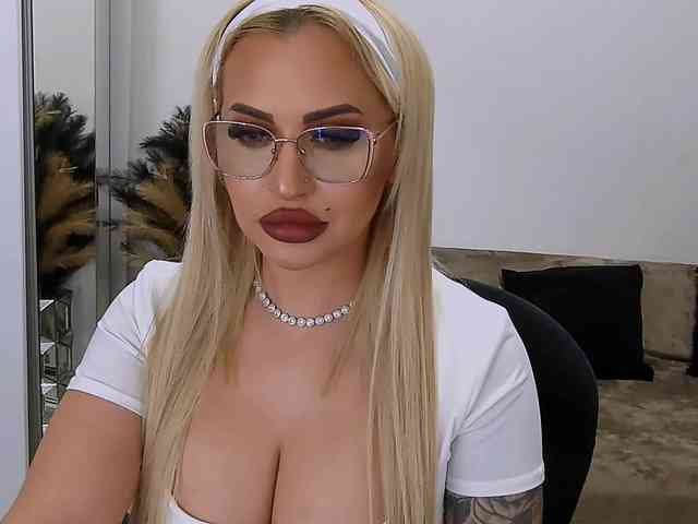 lovelyblondyx webcam