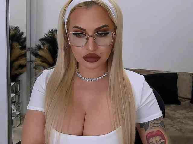 lovelyblondyx webcam