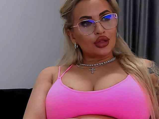 lovelyblondyx webcam