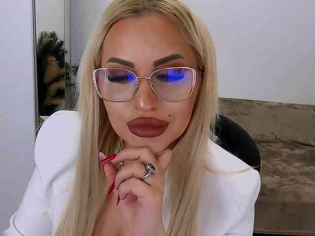 lovelyblondyx webcam