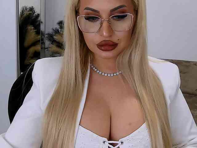 lovelyblondyx webcam