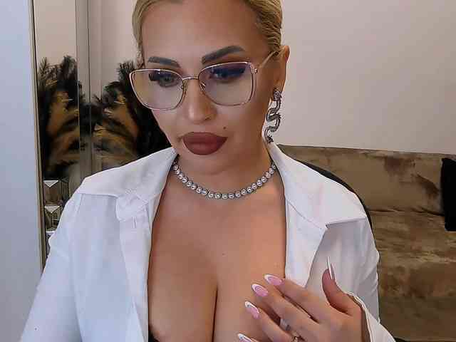 lovelyblondyx webcam