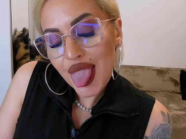 lovelyblondyx webcam