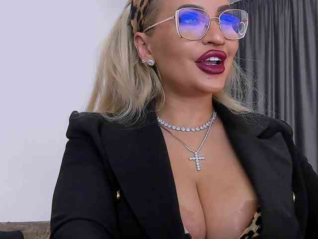 lovelyblondyx webcam