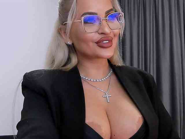 lovelyblondyx webcam