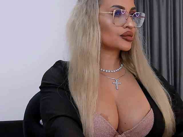 lovelyblondyx webcam