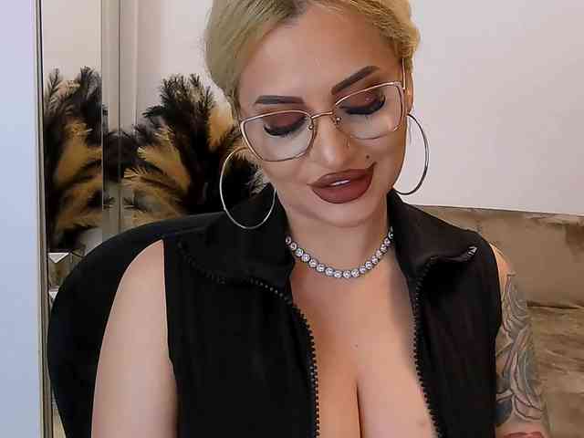 lovelyblondyx webcam