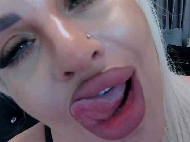 lovelyblondyx webcam