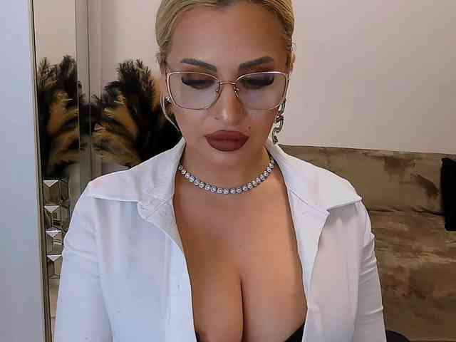 lovelyblondyx webcam